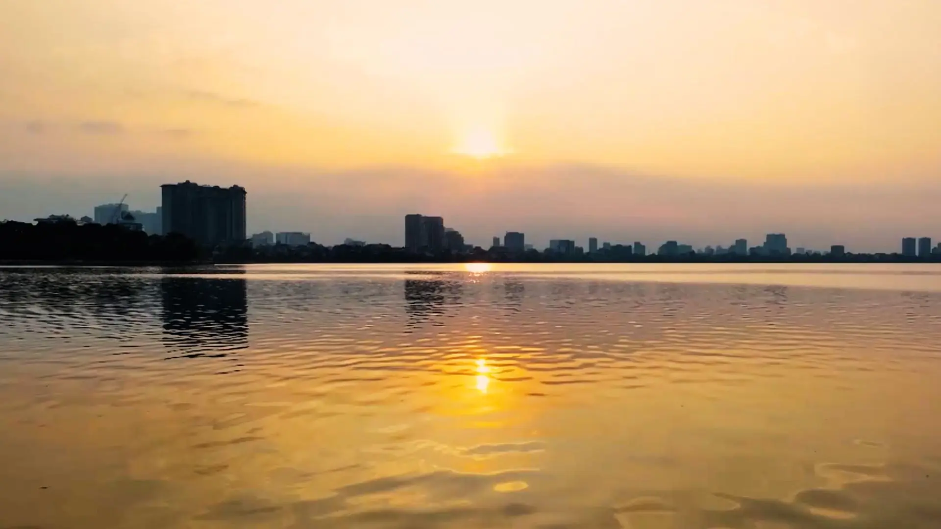 Chiều thu Hồ Tây, bức tranh lãng mạn giữa lòng đô thị